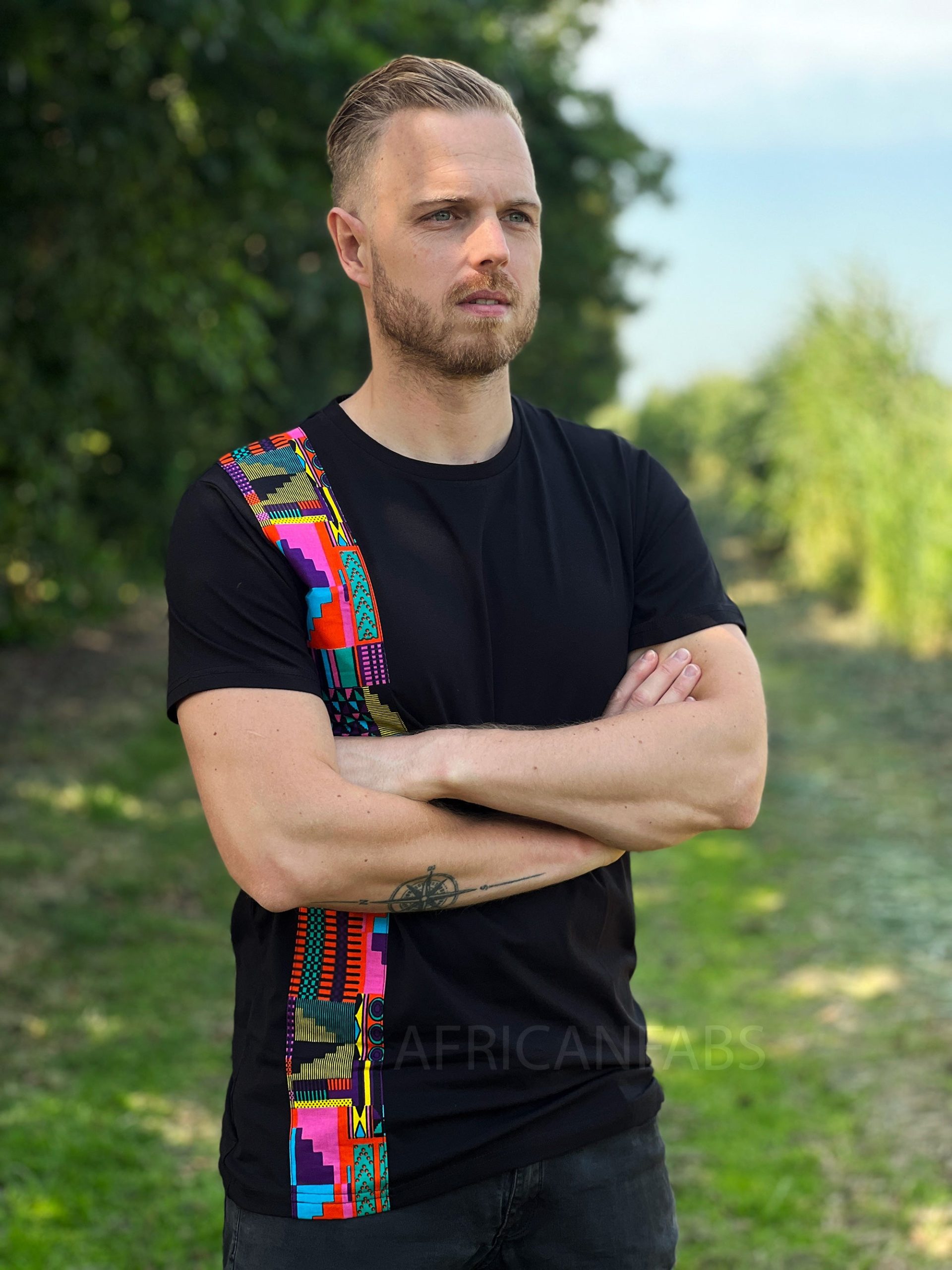 T-Shirt mit afrikanischem Druck – mehrfarbiges rosa Kente Reifen Mode