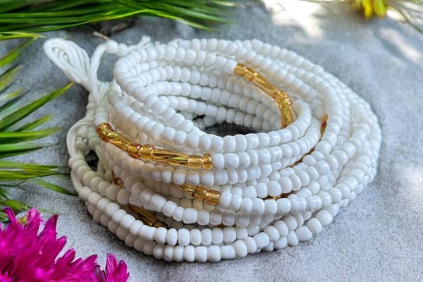 Waist Beads   Afrikanische Taillenkette - Tiosa - Weiß   Gold (Traditionelle nicht elastische Schnur) Angebot